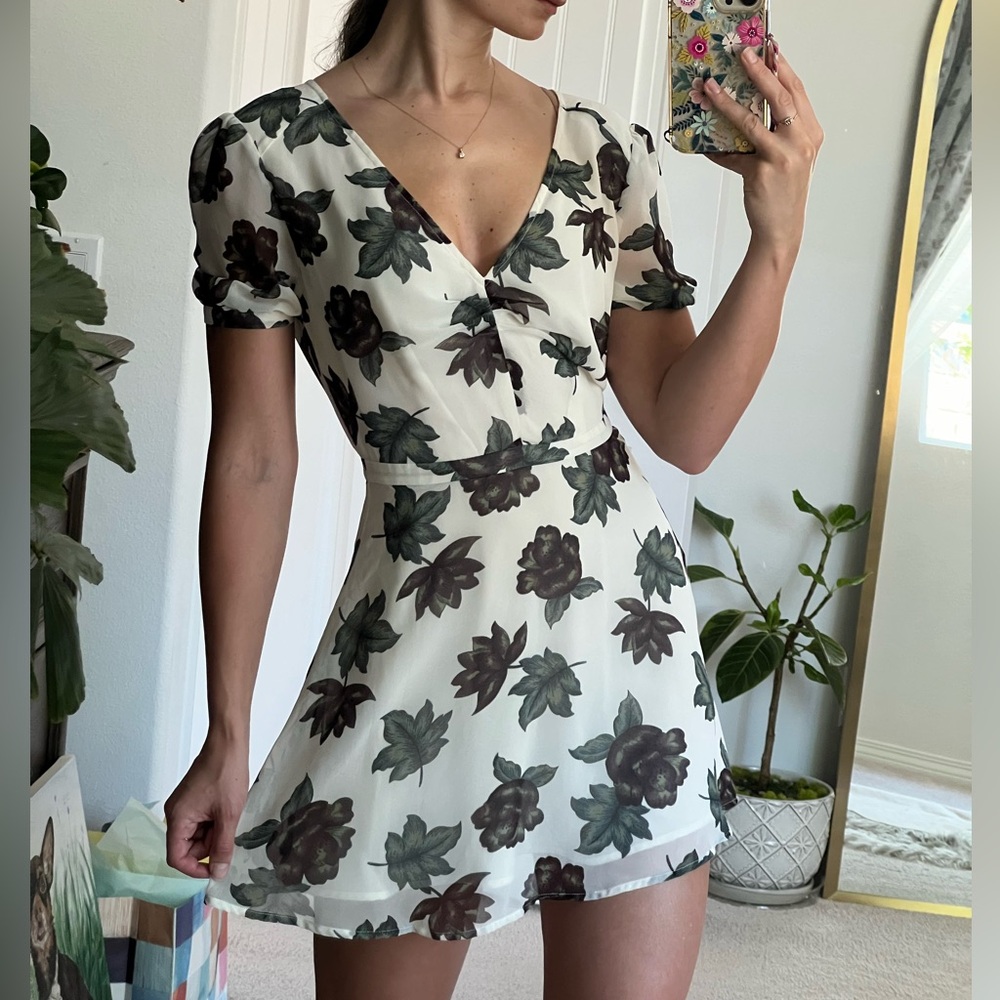 Avec Les Filles Dress XS Beige Floral V-neck A-line Skater Mini